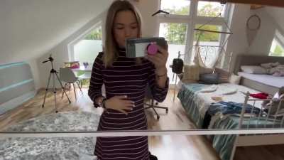 Julia Beautx im süßen Kleidchen - Quelle: „ICH TRAGE EINE WOCHE NUR JANAS KLAMOTTEN (also eig 4 Tage lul)“