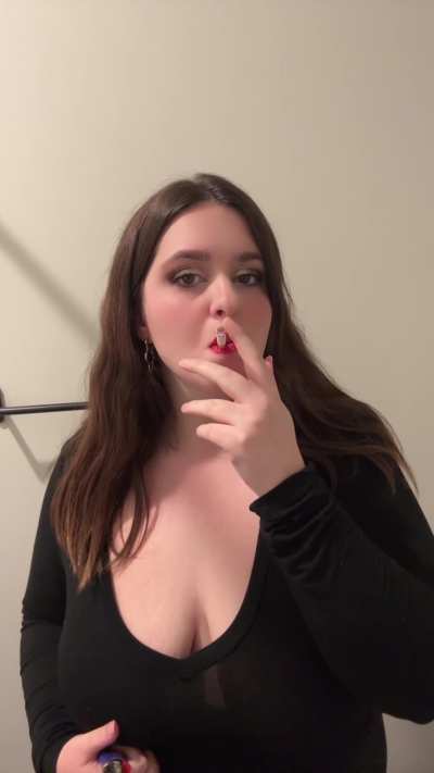 Red lips and a cigar<wbr>ette😘<wbr>❤️