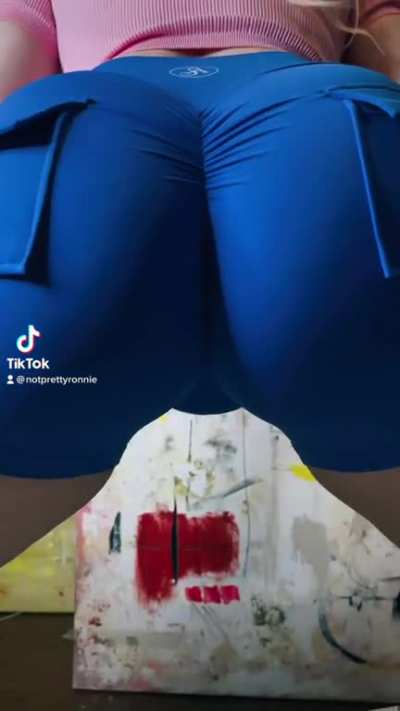 Pull it out, I'll sit on it😉 @notp<wbr>retty<wbr>ronni<wbr>e