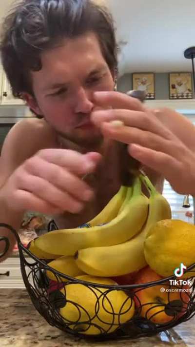 He ain’t no holla back girl 🍌