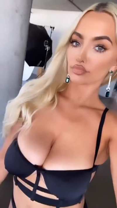 Lindsey Pelas (@lin<wbr>dseyp<wbr>elas)