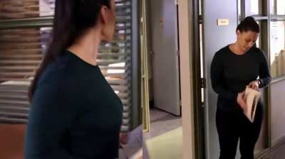 Sara Tomko's Curves are still Extra<wbr>terre<wbr>stria<wbr>l! (Resident Alien)