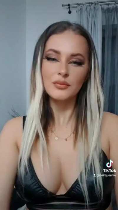 @noirqueenie