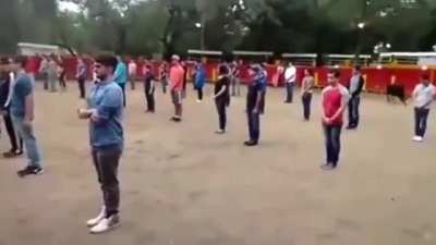 Учитель из Мексики показ<wbr>ывает<wbr>, что бык в районе, полном людей, ни на кого не напад<wbr>ет, если ему ничего не угрож<wbr>ает.